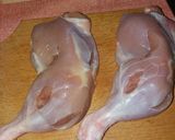 Sajtos-fokhagymás csirkecombok hagymás burgonyával recept fázis 1 fotója