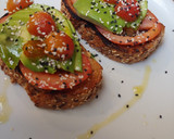 Foto del paso 2 de la receta: Brusqueta de aguacate con salmón