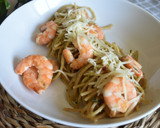 Foto del paso 3 de la receta: Espaguetis integrales con pesto de anacardos y langostinos
