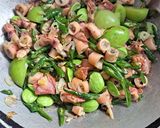 Foto langkah ke 4 dari resep Cumi pete cabe hijau.
