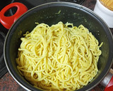 Foto del paso 1 de la receta: Salteado de pasta con pollo, gambas y calabacín