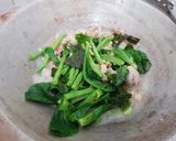 Foto langkah ke 2 dari resep Baby boncis & daun kol hijau cah ayam.