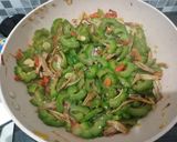 Foto langkah ke 6 dari resep Tumis pare ikan teri asin.