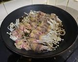Foto langkah ke 3 dari resep Enoki Beef Roll.