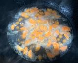 Foto langkah ke 2 dari resep Sup bola udang.