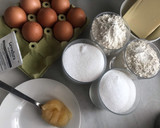 Foto del paso 1 de la receta: Coca de mantequilla y miel y Madeleines con la misma masa