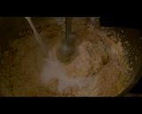 A picture of step 4 of Noreos Vaniila cupcake.