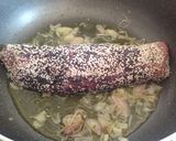Foto del passaggio 3 della ricetta Filetto di maiale in crosta di semi di sesamo, con aceto balsamico