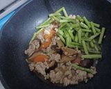 รูปขั้นตอนการทำที่ 5 ของ หน่อไม้ฝรั่งผัดหมูสับ