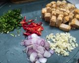 Foto langkah ke 1 dari resep Tumis Toge Oncom Simpel.