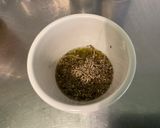 Une image de l'étape 4 de Carottes fanes confites au miel sauce ricotta, skyr et coriandre.