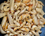 Foto del paso 1 de la receta: Tiras de pollo caramelizada con noodles de batata morada