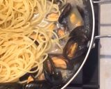 Foto del passaggio 3 della ricetta Spaghetti con le cozze
