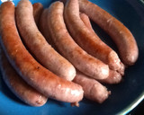 Foto del paso 1 de la receta: Estofado de salchichas con champiñones y cebolla roja caramelizada