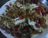 Foto langkah ke 3 dari resep Tumis Kol dengan usus ayam goreng.