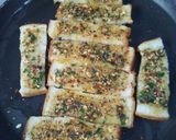 चिली गार्लिक ब्रेड (chilli garlic bread recipe in Hindi) रेसिपी चरण 5 फोटो