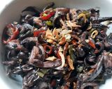 Foto langkah ke 3 dari resep Cumi Hitam Pedas.