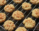 Foto langkah ke 6 dari resep Eggless Cheese Cookies / kue kering keju 4 bahan.
