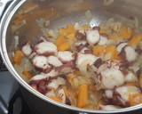 Foto del paso 4 de la receta: Alubias "La cena del cura" con pulpo