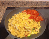 Foto del paso 2 de la receta: Pasta con pollo, calabacín y tomate