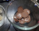 A picture of step 2 of Oreo toast.