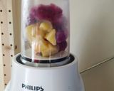 Foto langkah ke 3 dari resep Pineapple Dragon Fruit Smoothie with Toppings.