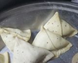 A picture of step 4 of Punjabi aloo samosa.