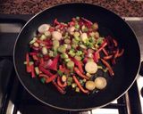 Foto del paso 3 de la receta: Pollo con salsa crema más guarnición de papas