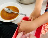 Hình bước làm 7 của món Cơm nhà: sườn non nướng, canh chua cá, sứa trộn, và cánh gà chiên nước mắm trong 60 phút