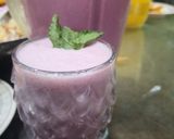 A picture of step 1 of Strawberry smoothy.