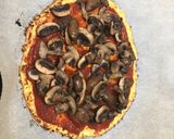 Foto del paso 7 de la receta: Pizza de masa de coliflor con bacon y champiñones