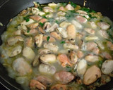 Foto del paso 8 de la receta: Gambones y mejillones al ajillo con judías verdes salteadas con cherrys