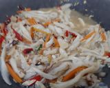 Foto langkah ke 3 dari resep Tumis Jamur Telur Wortel.