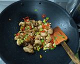 Foto langkah ke 8 dari resep Ayam Goreng Bawang Pedas.