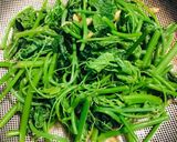 Hình bước làm 3 của món Đọt su su xào tỏi và tóp mỡ