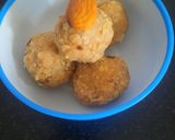 A picture of step 3 of Policha ladoo - roti laddu.