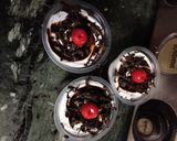 A picture of step 6 of Oreo glass cake.