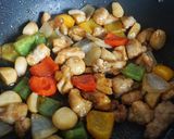 A picture of step 3 of Stir-Fried Chicken with Cashew Nuts.