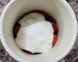 Foto del paso 2 de la receta: 🍓Petit suisse con frutillas frescas, yogur, queso blanco y crema 🍓