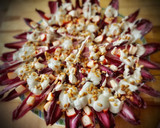 Foto del paso 5 de la receta: Ensalada de endivias rojas con salsa de queso azul