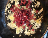 Foto del paso 4 de la receta: Judías verdes con tomate, pimiento, huevo duro y pechuga de pollo