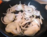 Foto del paso 3 de la receta Poulet à la crème (pollo a fuego lento con nata y cebolla)