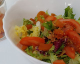 Foto del paso 2 de la receta: Ensalada cabrales, ajos fritos, tomate, con brotes frescos