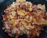 Foto del paso 4 de la receta: Huevos con salchicha y jitomate