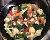 Foto del paso 2 de la receta: Tortilla de coliflor espinaca zanahoria tomate jamón y queso