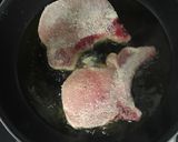 Foto del paso 2 de la receta: Chuletas de cerdo empanadas con piperrada y calabacín rebozado