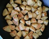 Savanyú káposztával sült csípős kolbász, pirított burgonyával recept fázis 7 fotója