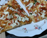 Foto del paso 4 de la receta: Pizza casera de tomate, queso de cabra y albahaca fresca