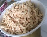 Hình bước làm 2 của món Khô gà lá chanh