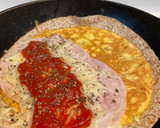 Foto del paso 2 de la receta: Tortipizza integral con pavo y queso